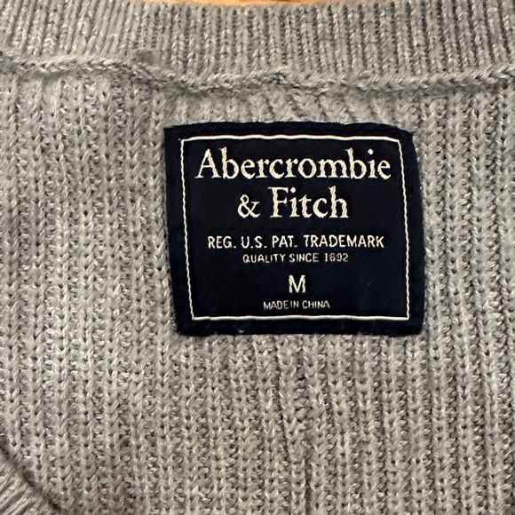 Abercrombie & Fitch Gray V-Neck Women's Sweater - Picture 2 of 3
